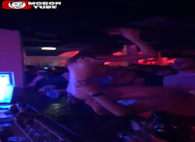 Video :When he licks a stripper's pussy, he fails